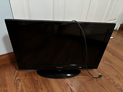#ad Samsung 720p HD LCD 32quot; TV LN32D403 Has STAND and Remote. Original Box. $90.00